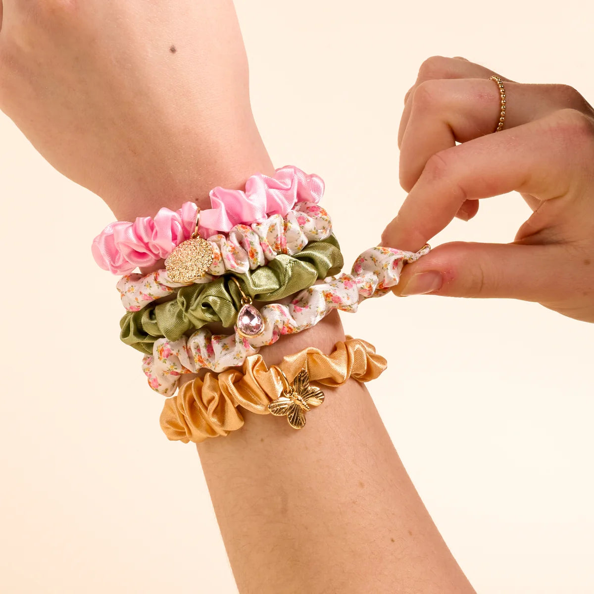 Scrunchie Charm Set - Endless Daydream Cream