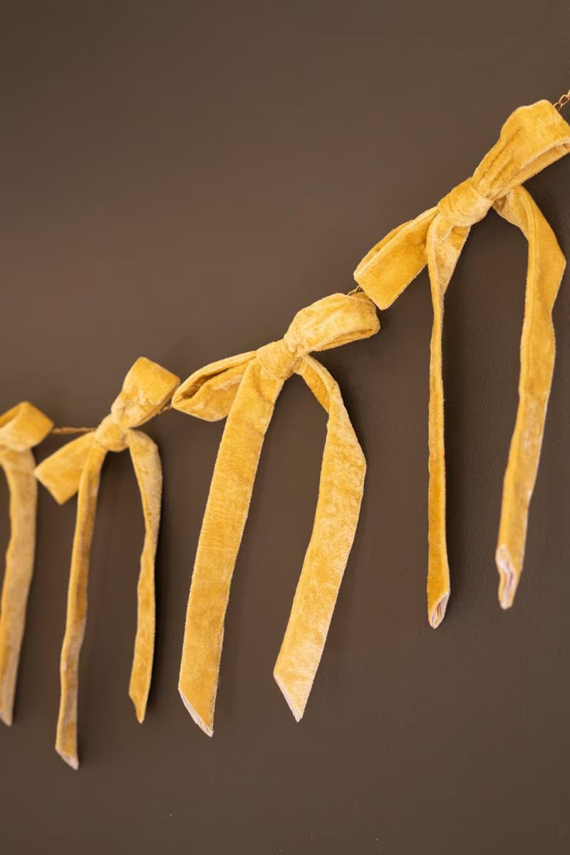 Gold Velvet Bow Garland on a Metal Chain — image 1