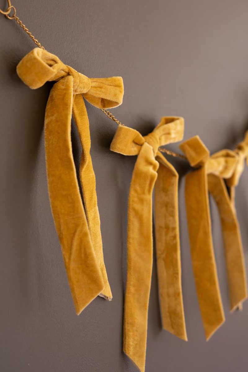 Gold Velvet Bow Garland on a Metal Chain — image 3
